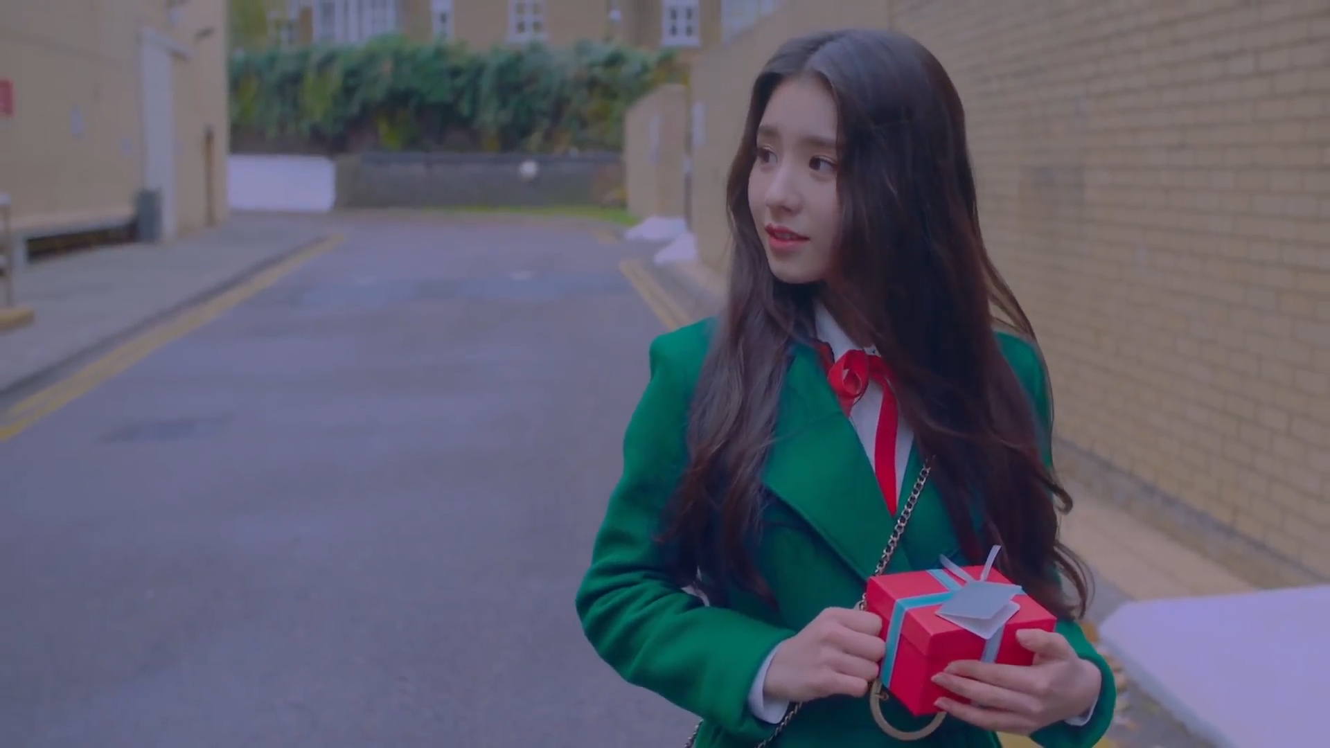 Heejin holding a gift box, from 'The Carol' music video.